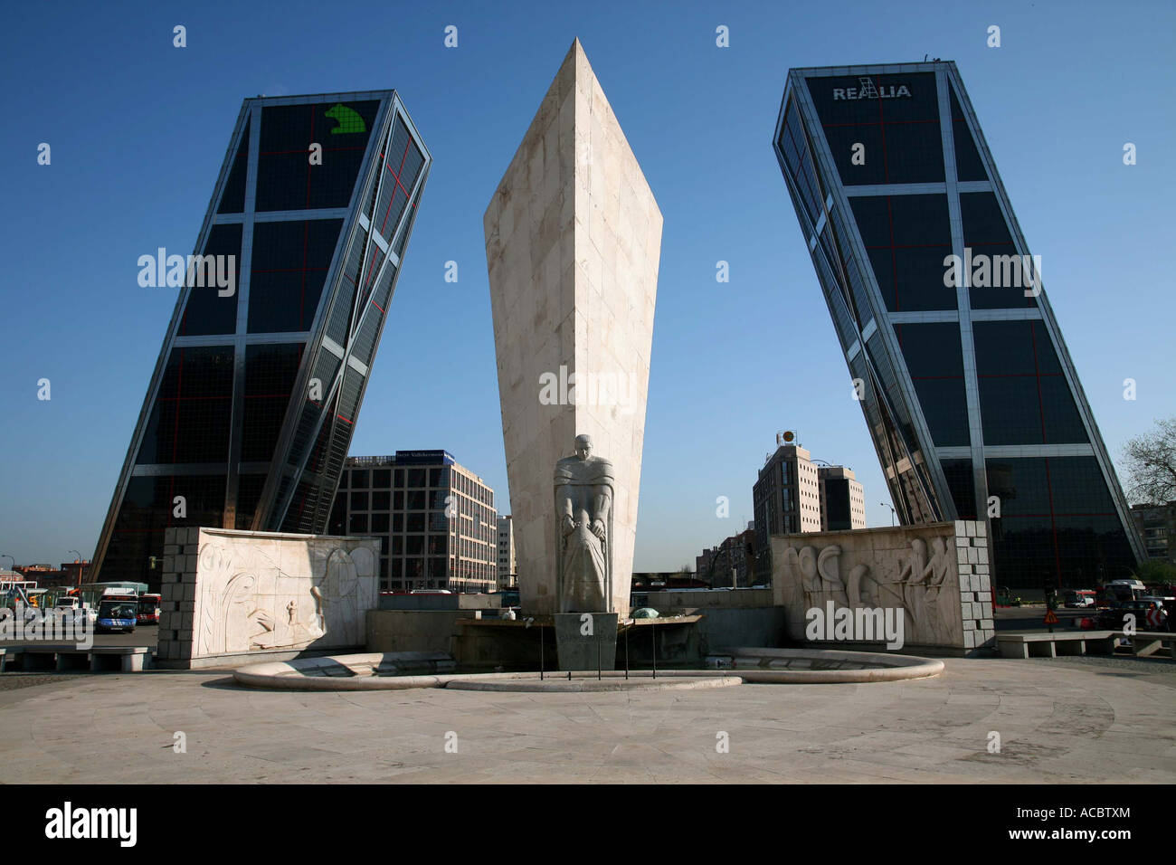 Madrid - Plaza de Castilla, les deux tours de la Puerta de Europa porte de  l'Europe à 115m de haut Photo Stock - Alamy