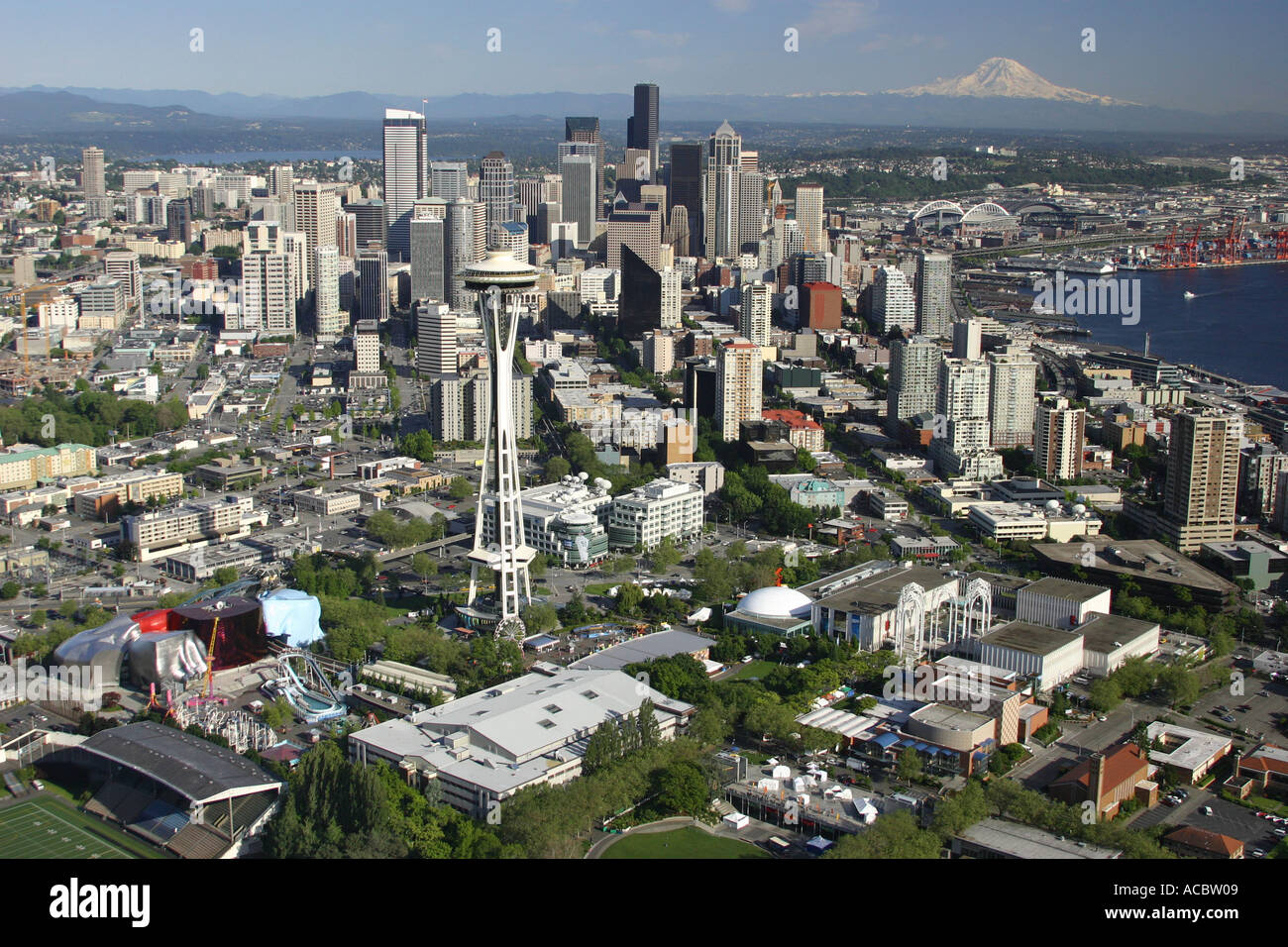Photo aérienne de Seattle et Elliot Bay avec Mt Rainier dans l'arrière-plan Seattle WA Banque D'Images