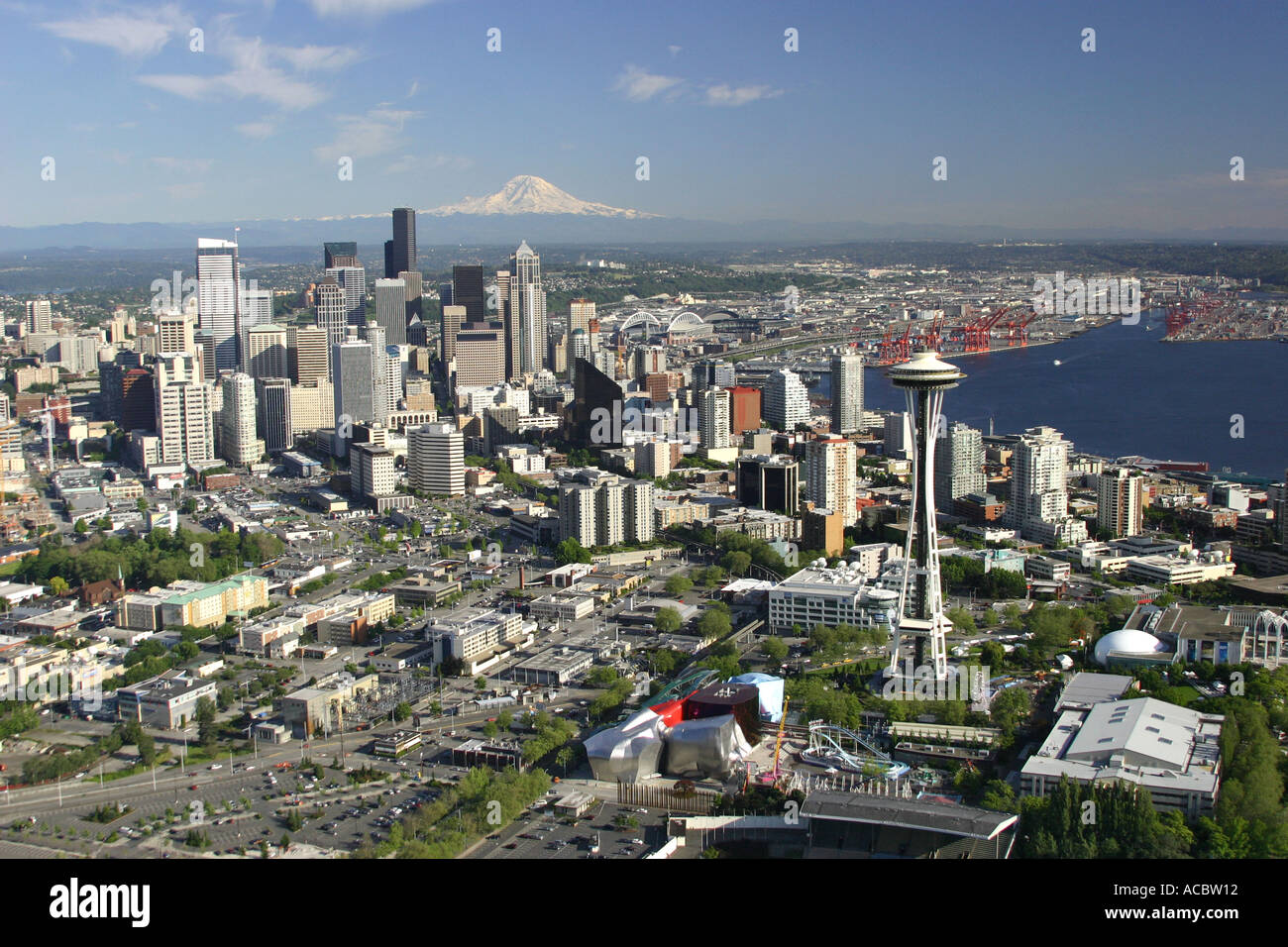 Photo aérienne de Seattle et Elliot Bay avec Mt Rainier dans l'arrière-plan Seattle WA Banque D'Images