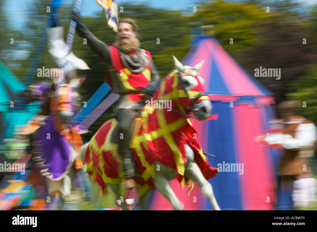 Re historique adoption Blurred motion d'un Chevalier monté à cheval Banque D'Images