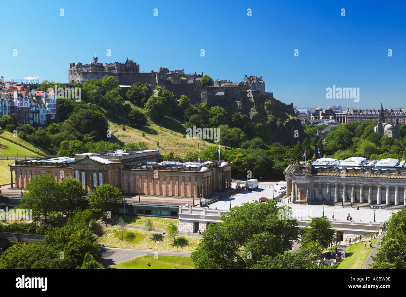 La Royal Scottish Academy et le Musée des beaux-arts à la Butte et le château d'Édimbourg, Edinburgh, Ecosse Banque D'Images