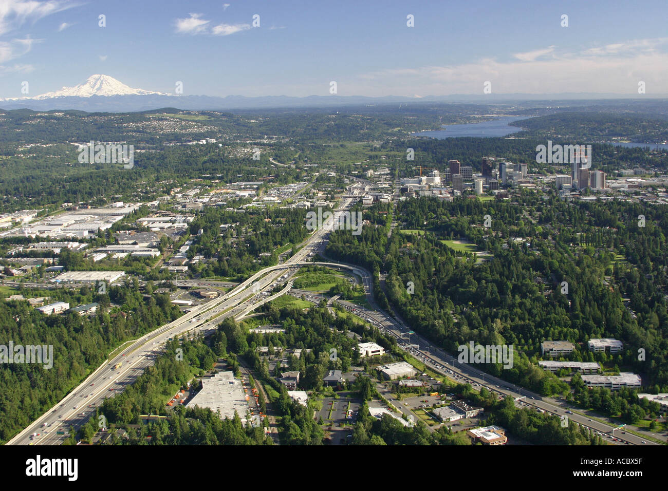 Photo aérienne de Bellevue Washington avec Mt Rainier dans l'arrière-plan Banque D'Images