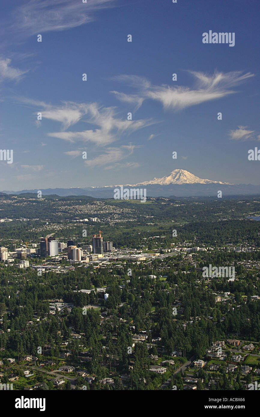 Photo aérienne de Bellevue Washington avec Mt Rainier dans l'arrière-plan Banque D'Images