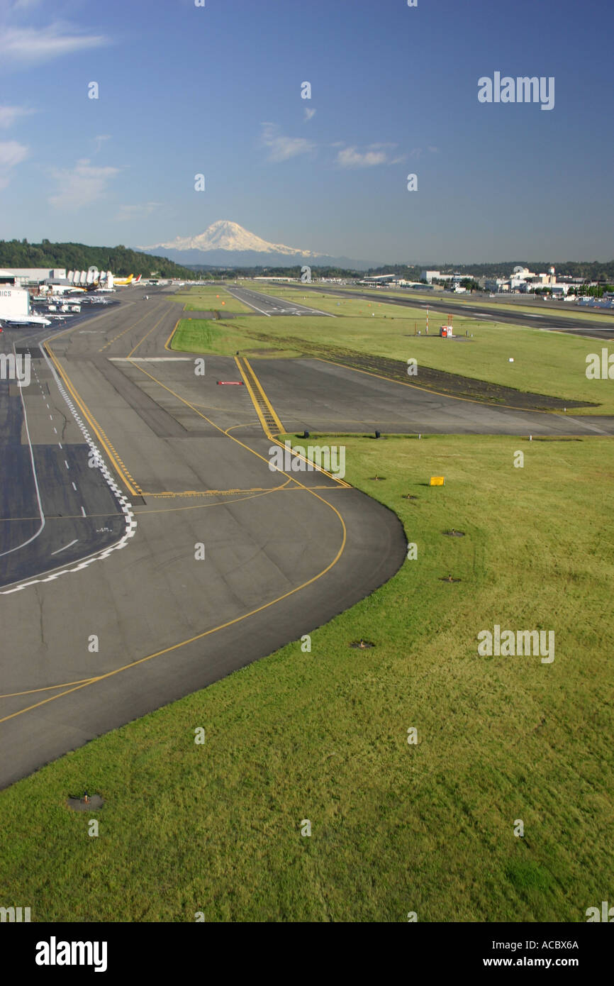 Vue aérienne de la piste d'atterrissage au King County Airport Boeing Field avec Mt Rainier dans l'arrière-plan Banque D'Images
