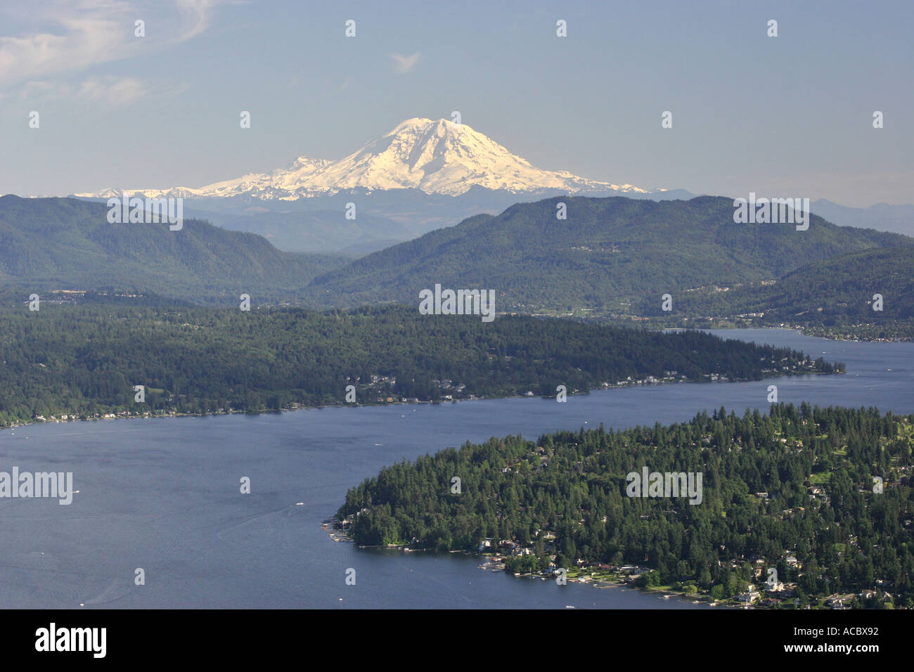 Vue aérienne du Mont Rainier, et Lake Sammamish et contreforts. Seattle, WA. Banque D'Images