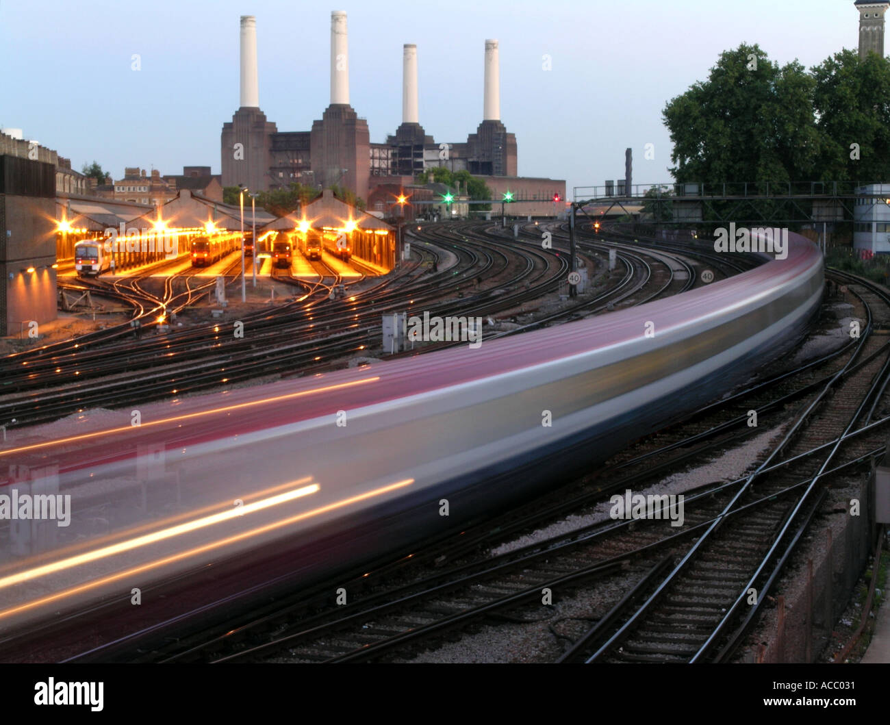 Train depuis la gare de Victoria passant maintenant désaffectée Battersea Power Station à Londres Angleterre Royaume-uni Banque D'Images