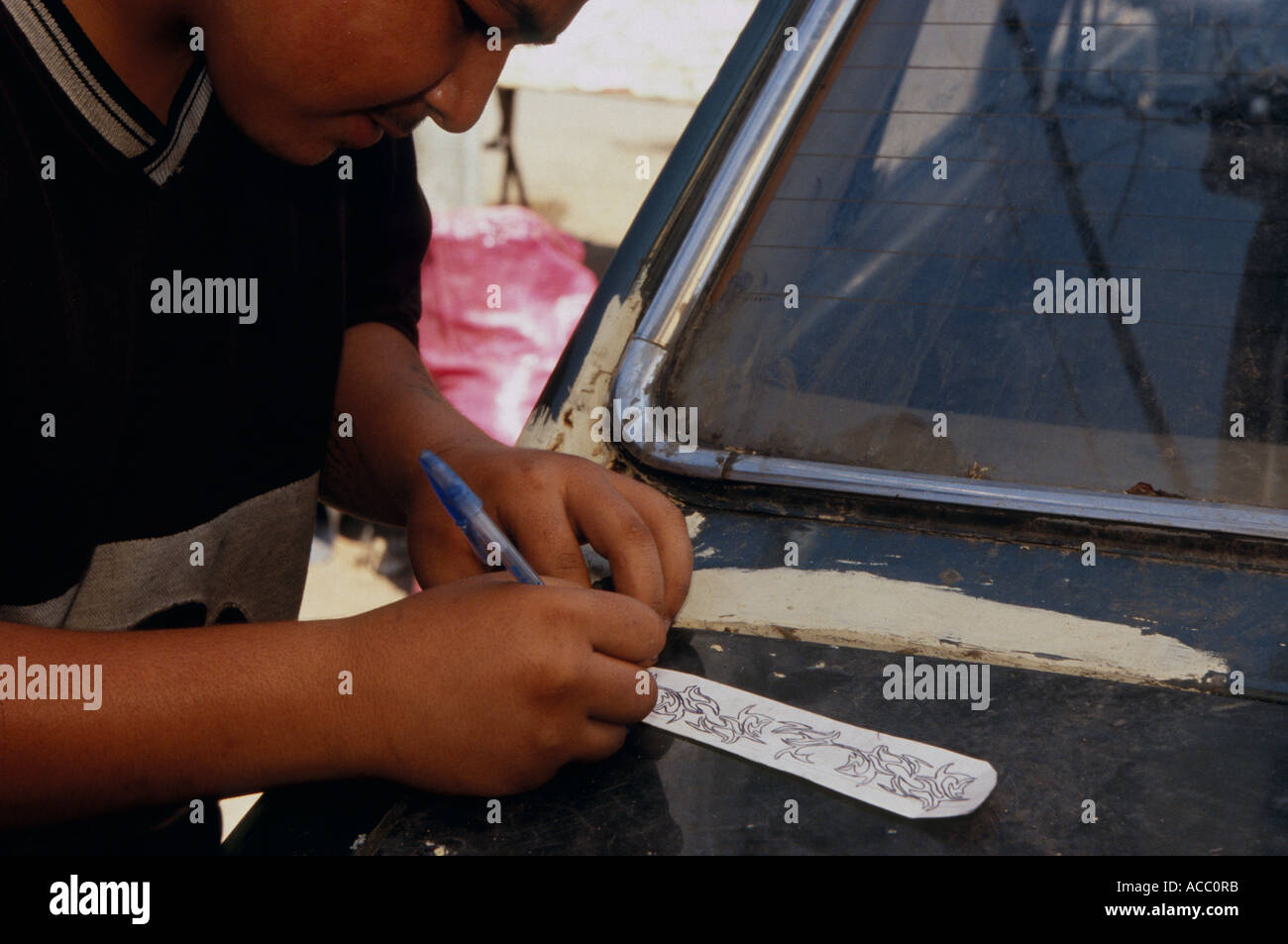 Tatoueur palestinienne avec ses créations, camp de réfugiés de Chatila, à Beyrouth, Liban Banque D'Images