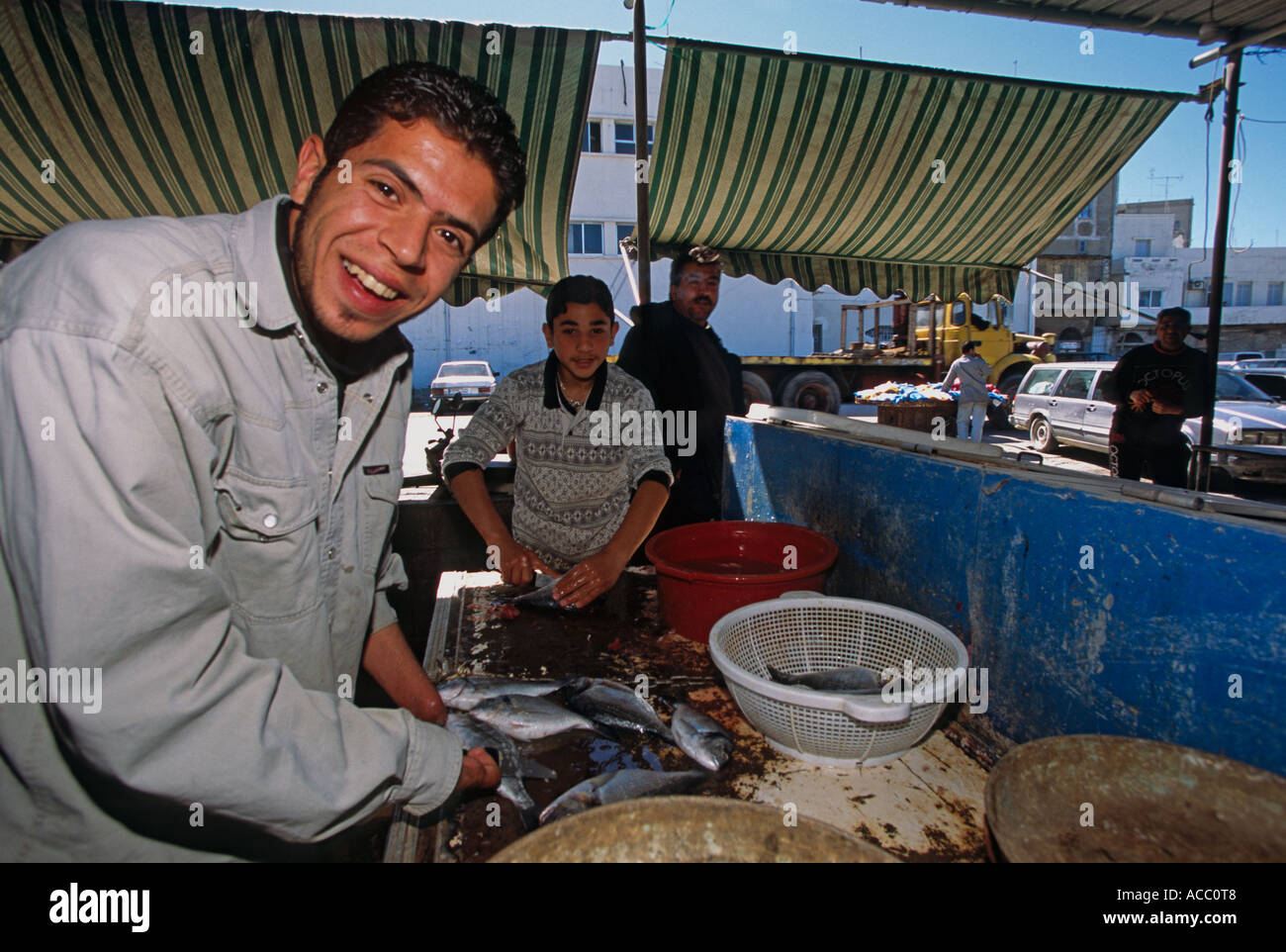 Des marchands de poisson l'éviscération et la préparation de poisson dans le marché, Saïda, Liban Banque D'Images