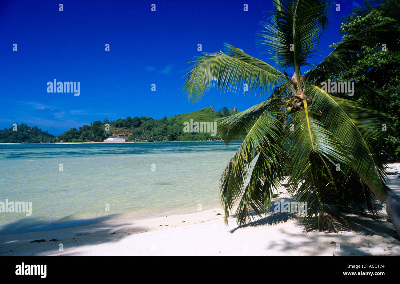 Scène de plage Ille Ronde Long Island en arrière-plan St Anne du Parc National marin de l'Océan Indien Seychelles Mahe Banque D'Images