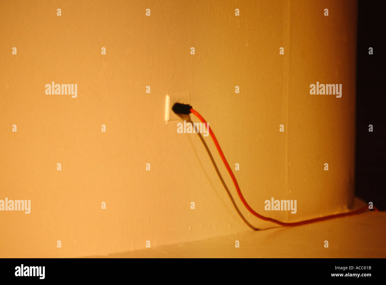 Rallonge électrique provenant de l'prise murale Banque D'Images
