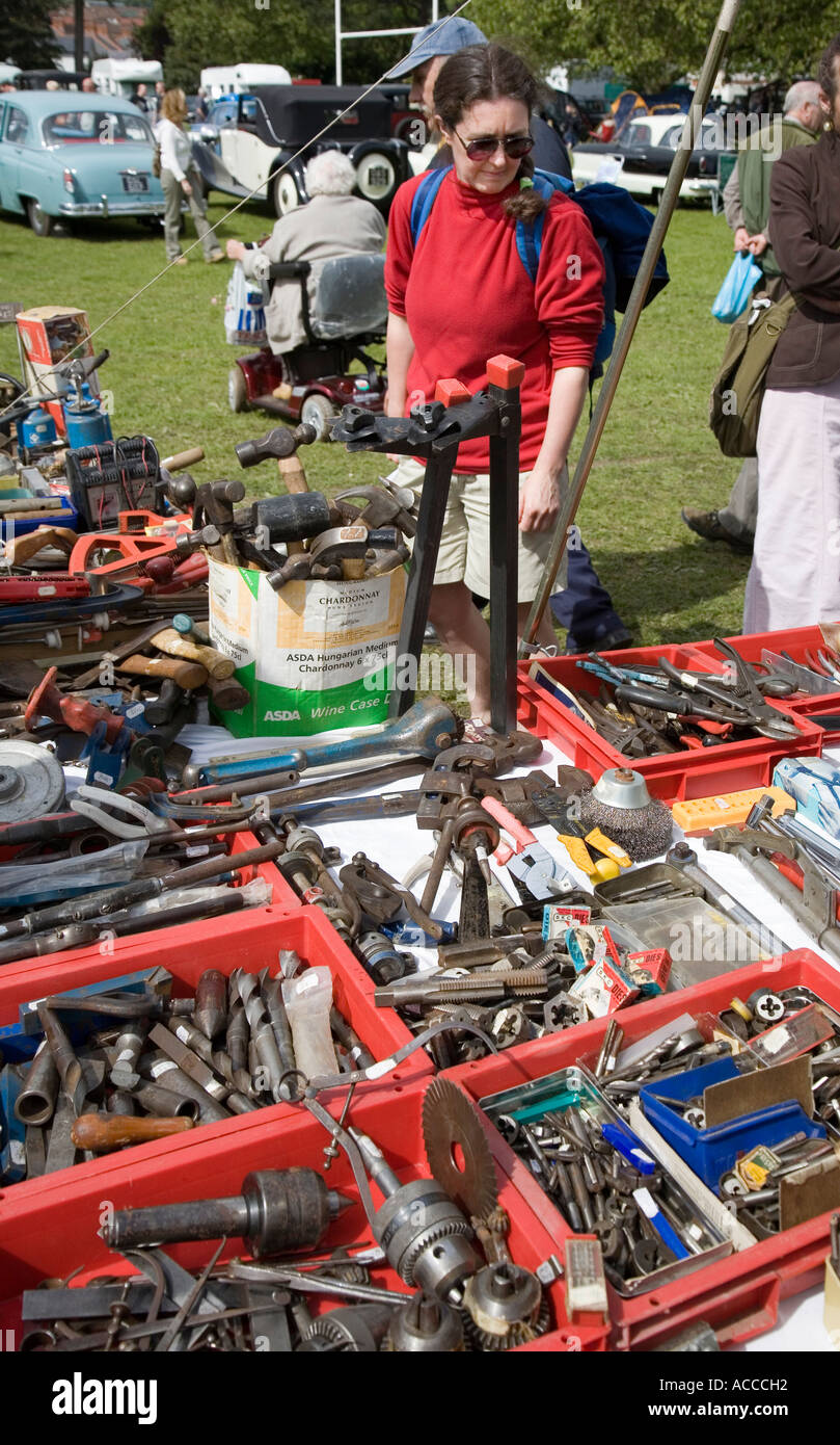 Woman looking at utilisé des outils pour la vente sur un banc du marché britannique du Pays de Galles Abergavenny Banque D'Images