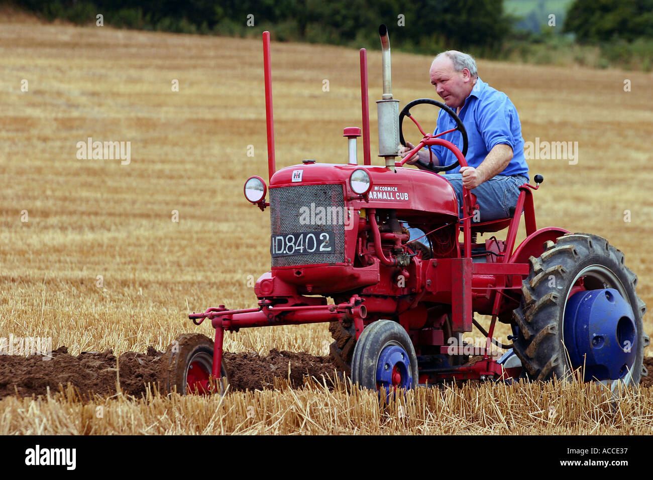 Classic Tractor Ploughing Irlande Banque D'Images