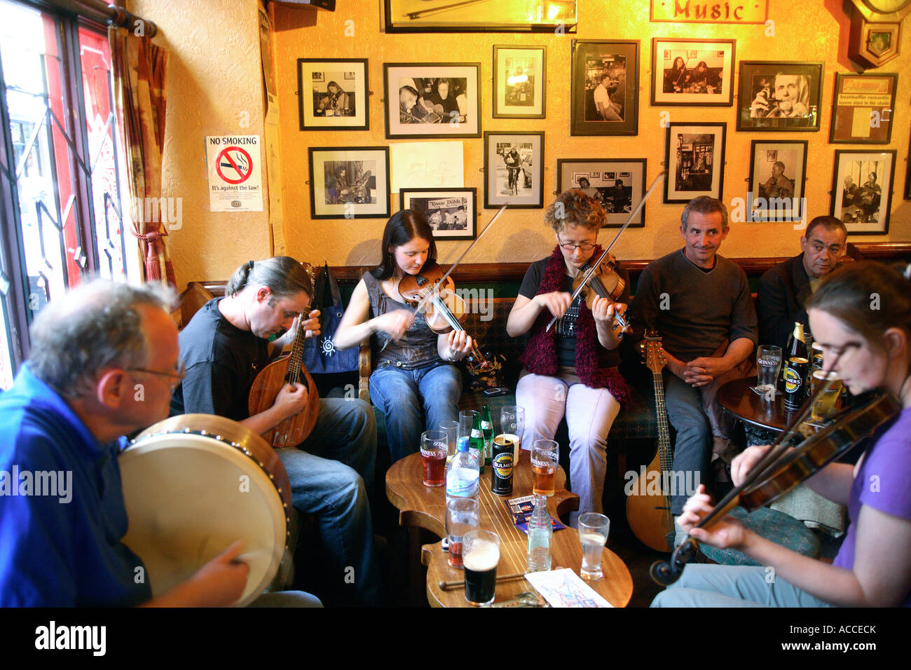 République D'IRLANDE DANS LE COMTÉ DE GALWAY SUR LA CÔTE OUEST DE L'intérieur d'un pub irlandais avec des musiciens qui jouent Banque D'Images