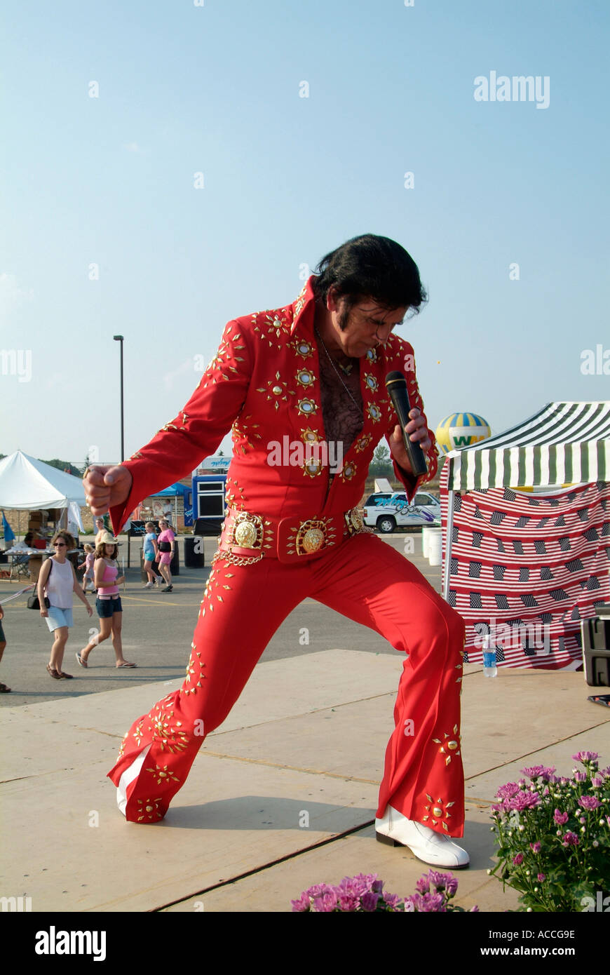 Elvis Presley imitateur joue sur la scène lors d'un festival Banque D'Images