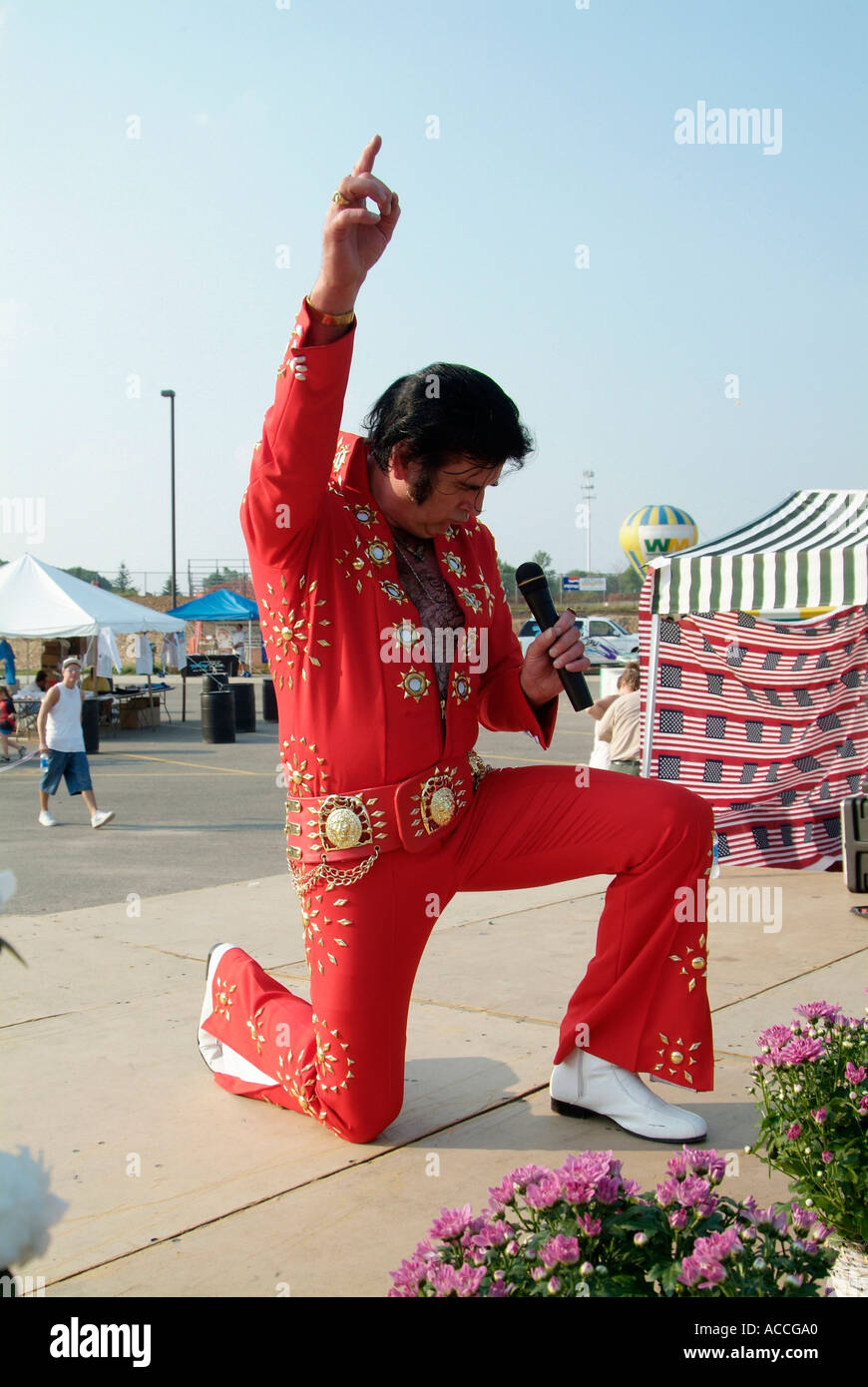 Elvis Presley imitateur joue sur la scène lors d'un festival Banque D'Images