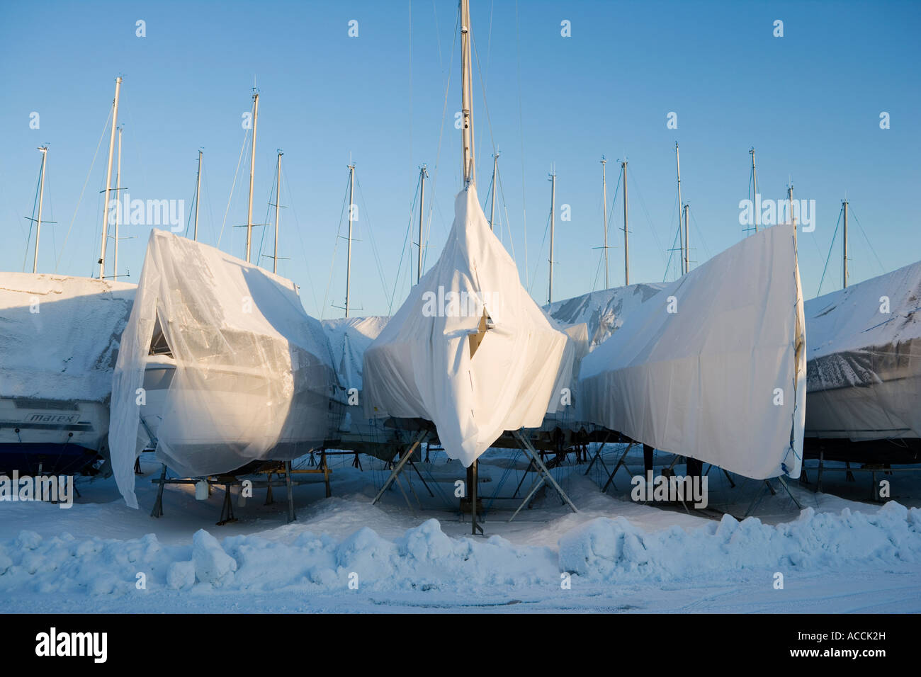 Bateaux à voile sur terre dans l'hiver. Banque D'Images