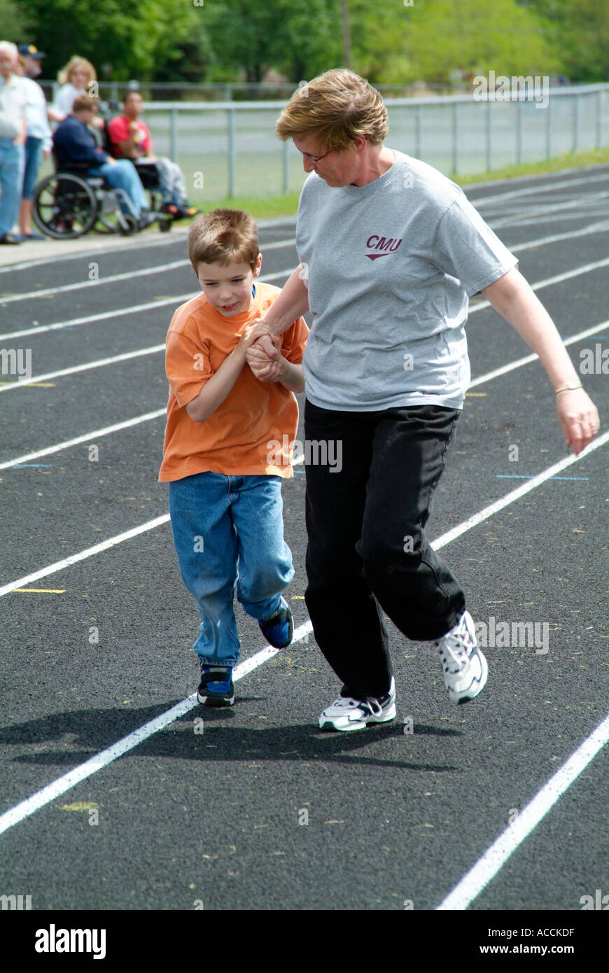 Jeux olympiques spéciaux pour handicapés lieu St Clair Comté enfants ayant des besoins spéciaux à Port Huron au Michigan Banque D'Images