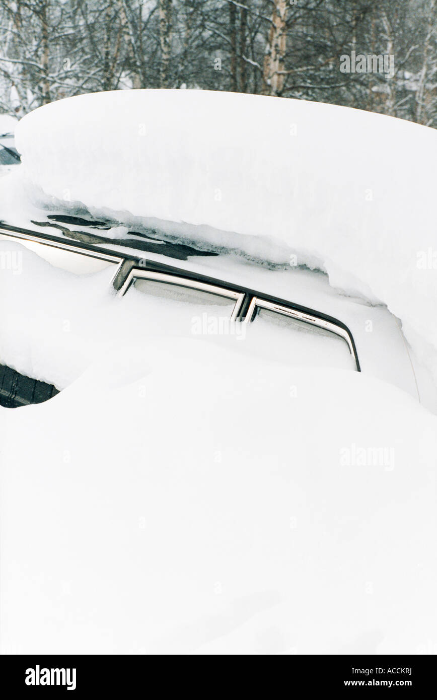 Une voiture couverte de neige. Banque D'Images