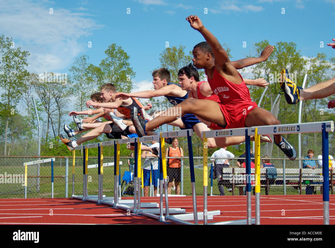 High School d'athlétisme, le saut d'obstacles Banque D'Images