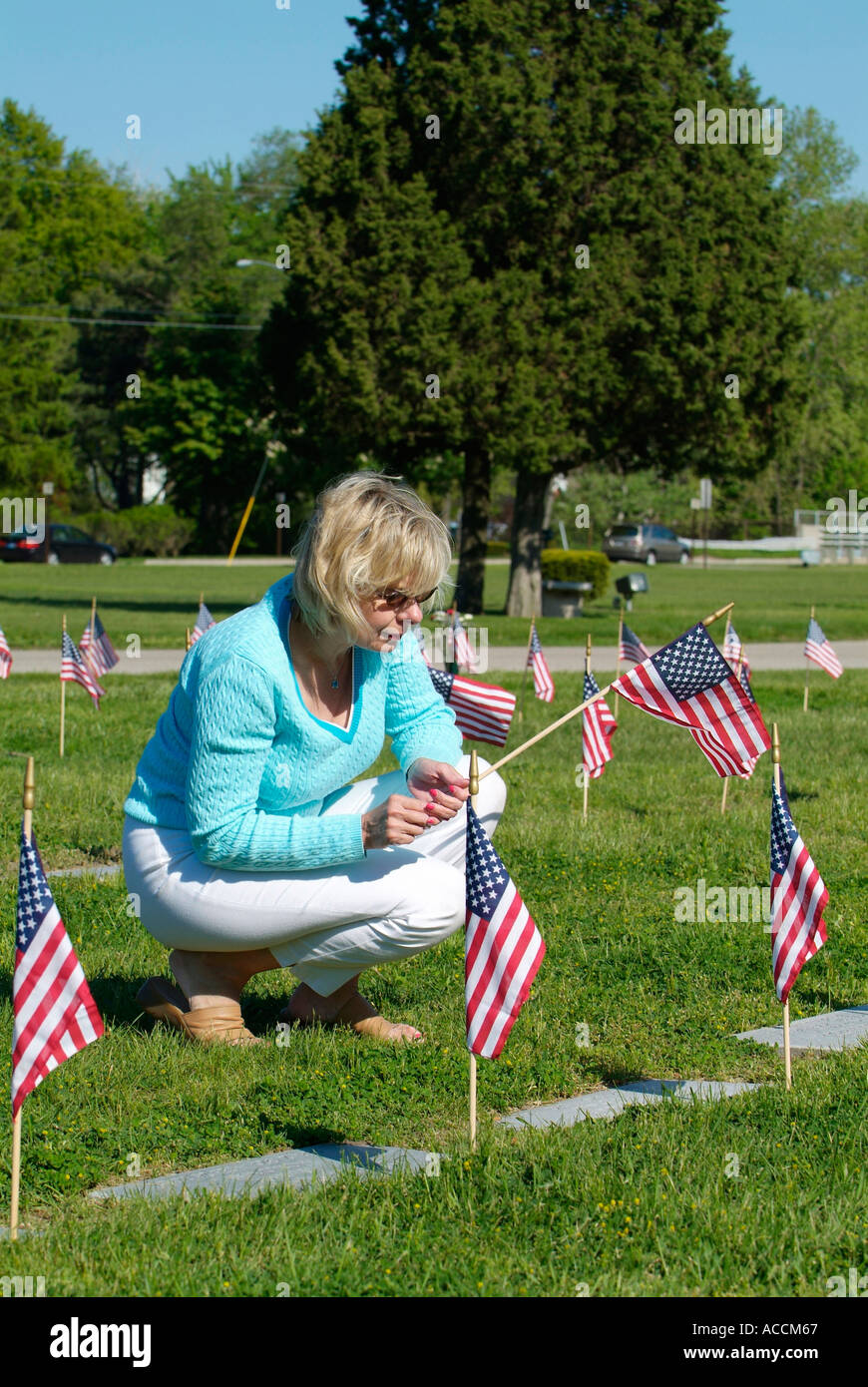 Les visites de la famille cimetière sur Memorial Day pour placer les drapeaux sur graves Banque D'Images