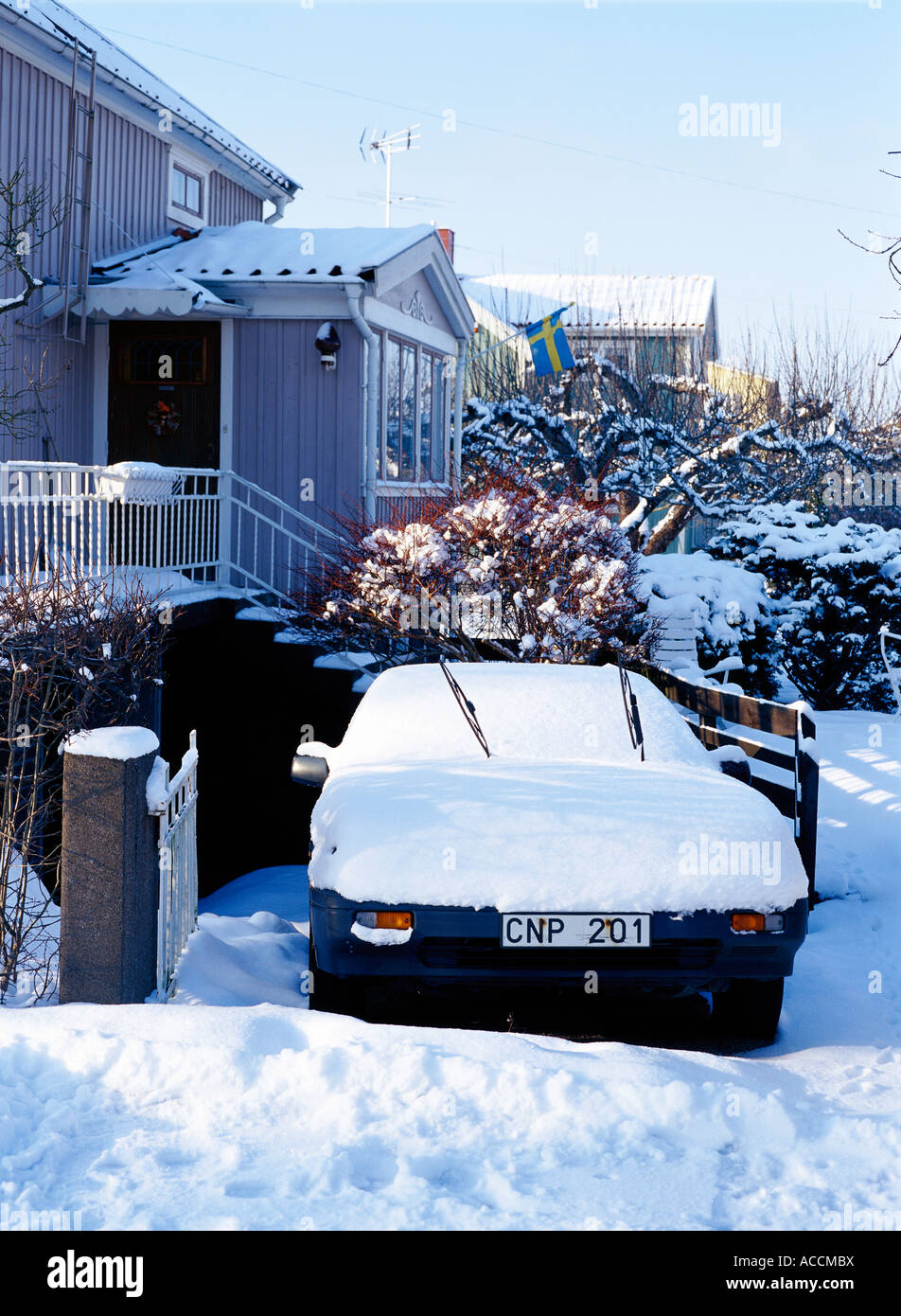 Une chute dans la voiture en face d'une maison. Banque D'Images