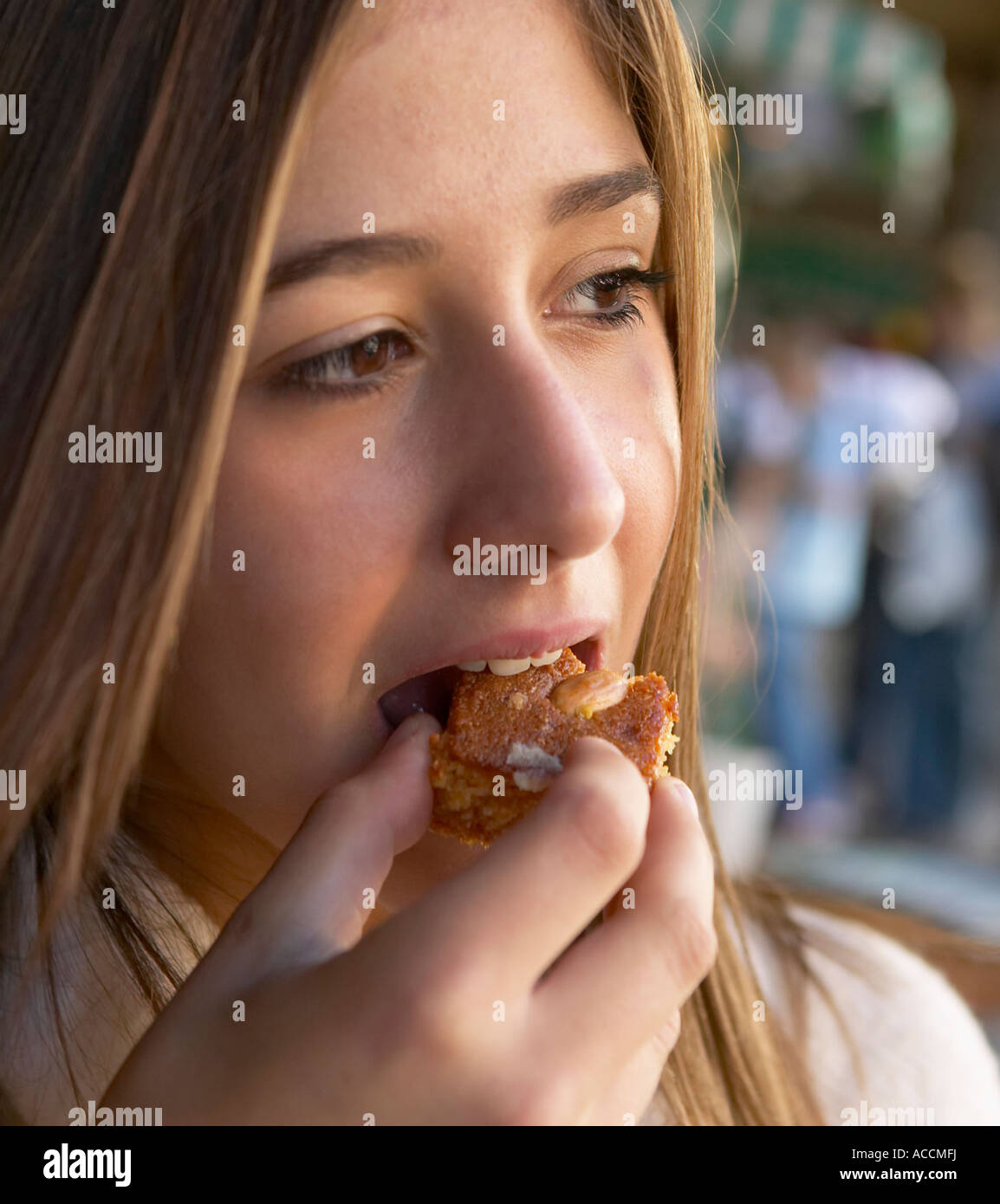 Girl eating cake Banque D'Images