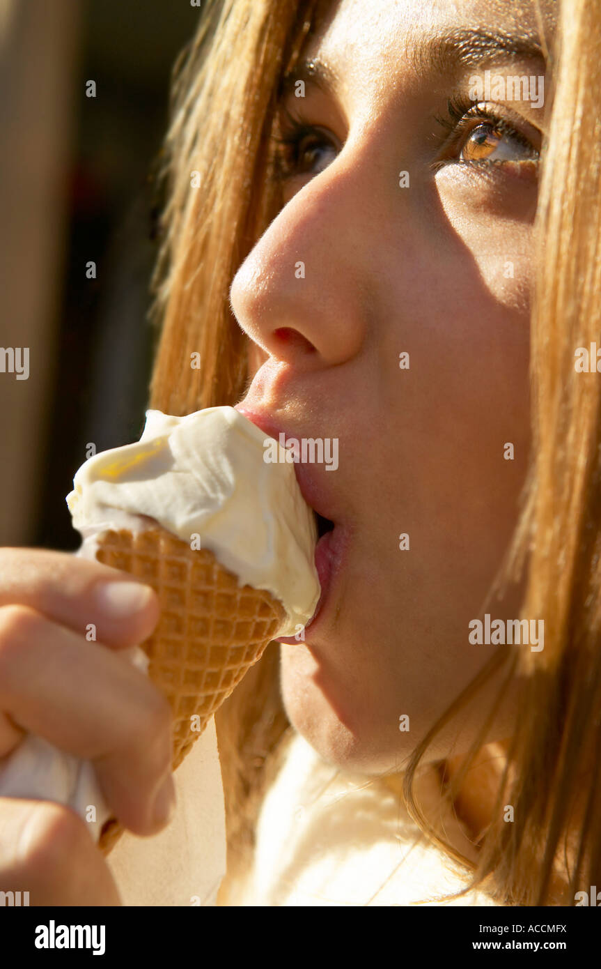 Girl eating ice cream Banque D'Images