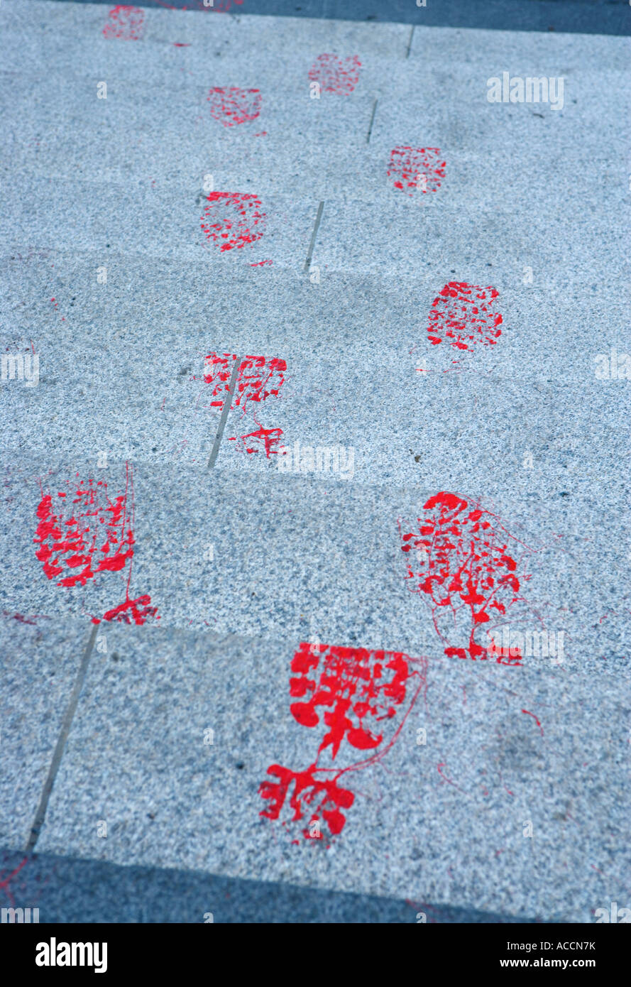 Chaussure rouge imprime sur des escaliers en pierre. Banque D'Images