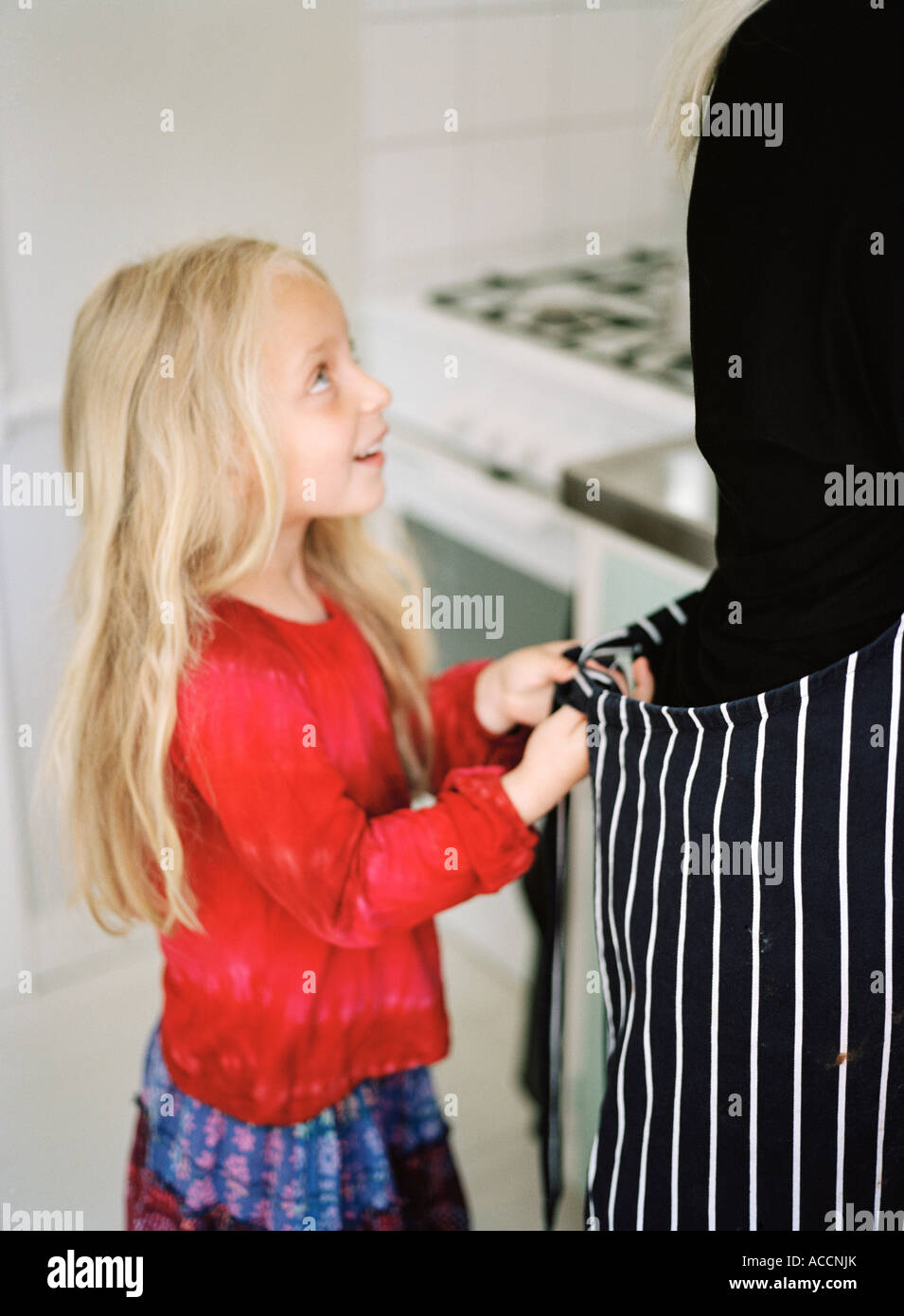 Portrait d'une jeune fille avec de longs cheveux blonds. Banque D'Images