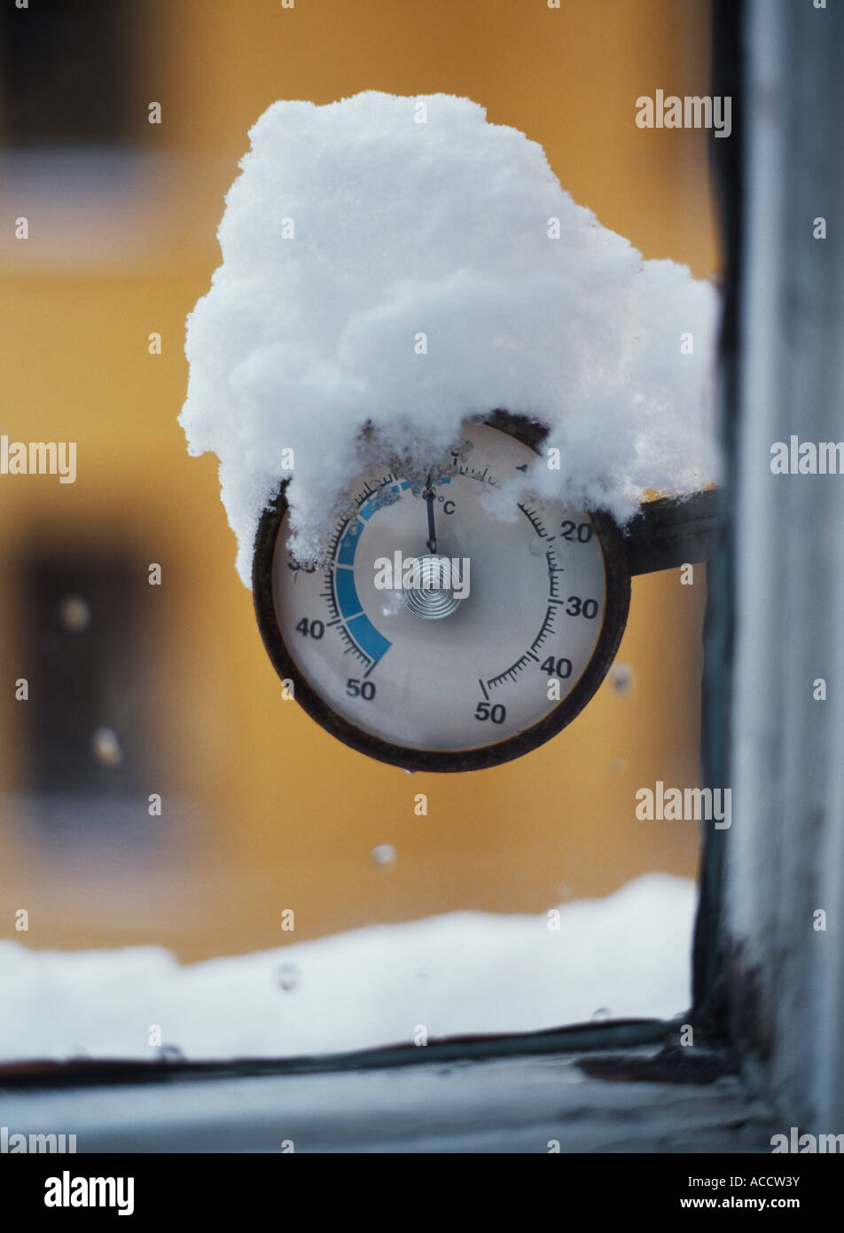 Un thermomètre avec de la neige. Banque D'Images