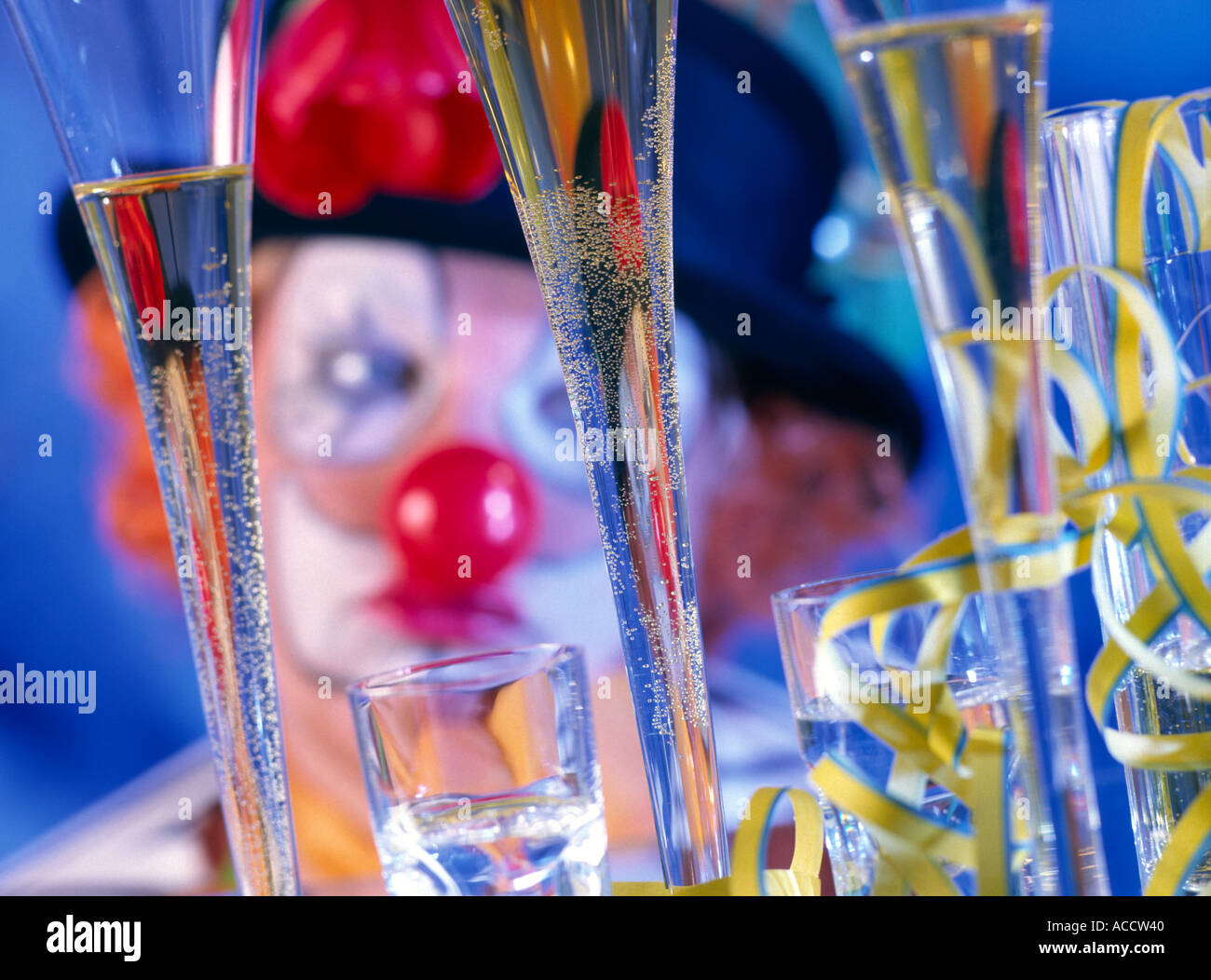 MR clown triste derrière les verres de champagne Banque D'Images