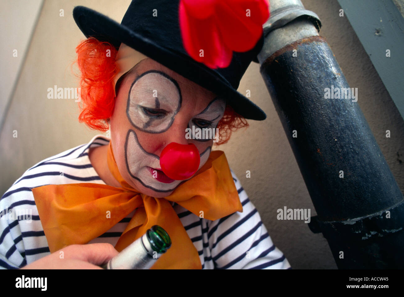 MR clown triste avec une bouteille vide Banque D'Images