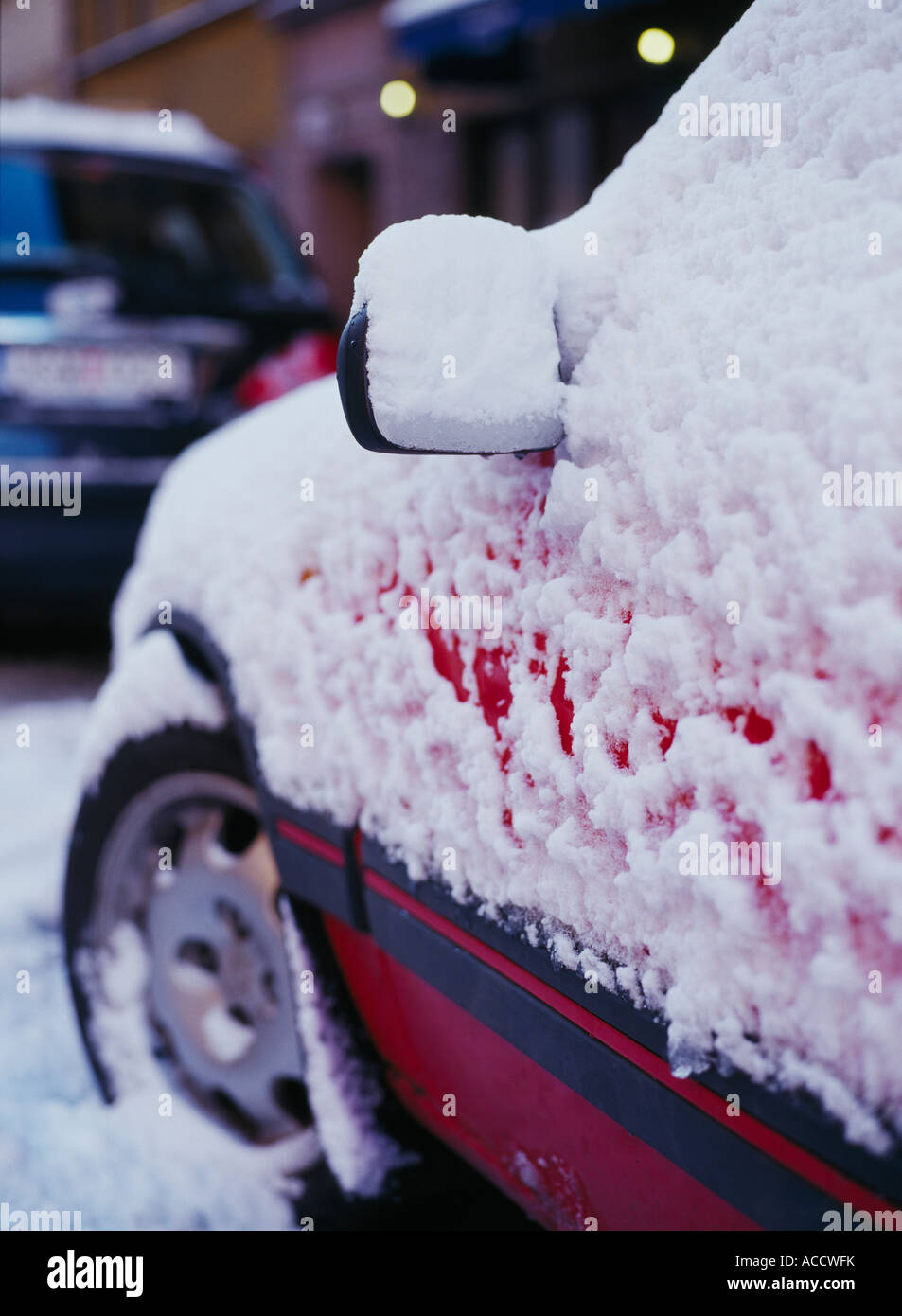Une voiture couverte de neige. Banque D'Images