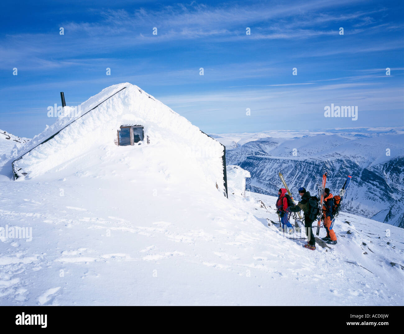 Un chalet de montagne dans la neige. Banque D'Images