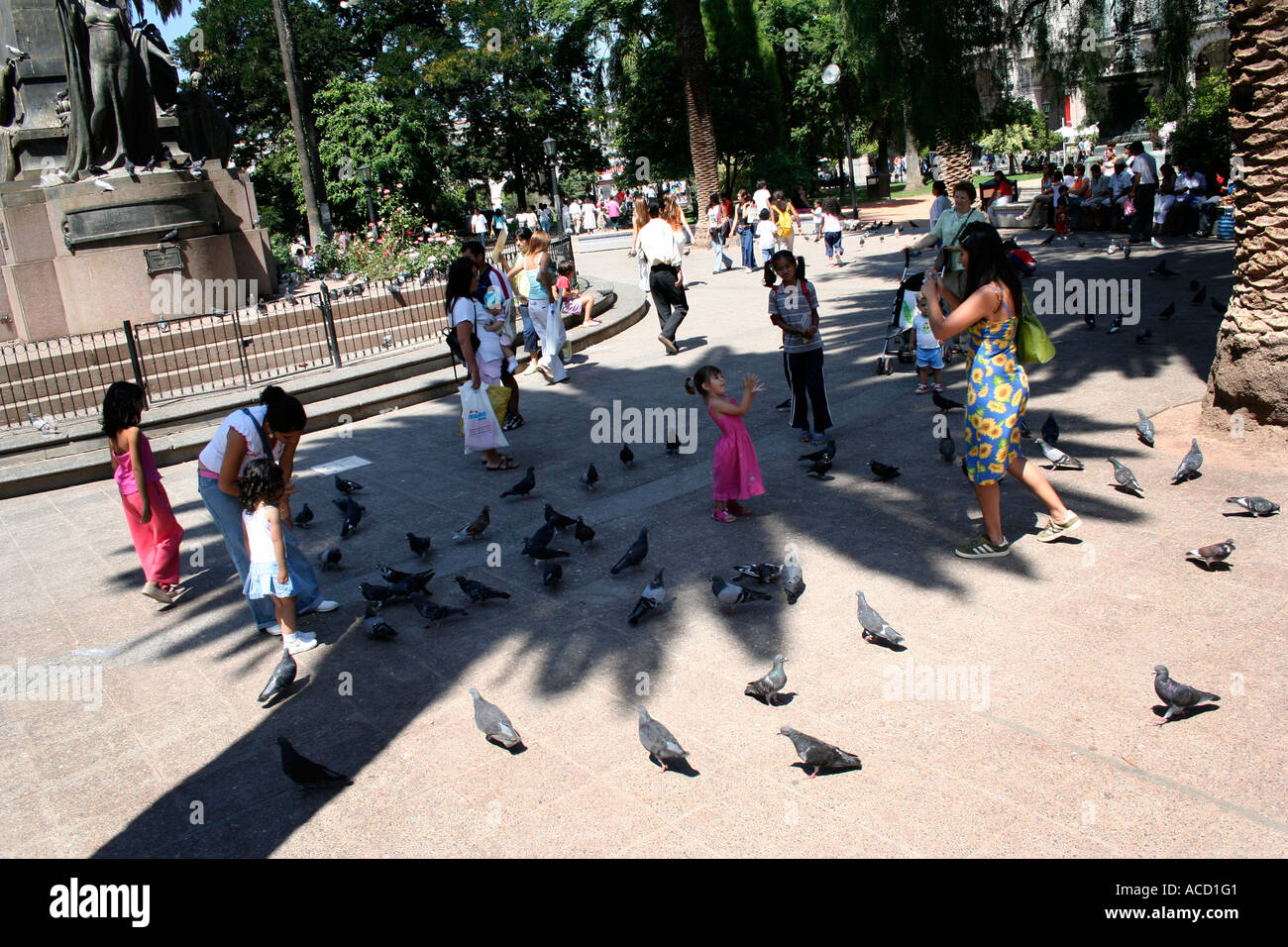 Scène du parc, les gens se nourrir les pigeons et de prendre des photos, Salta, Argentine Banque D'Images