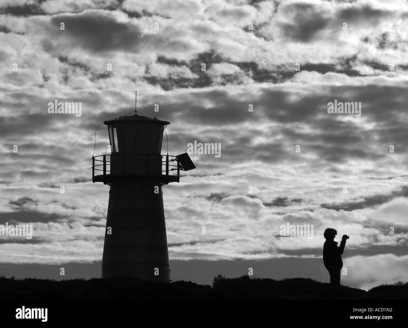 Personne qui photographie au coucher du soleil en face de phare du cap de l'ouest, Innes national park, Australie du Sud, Banque D'Images