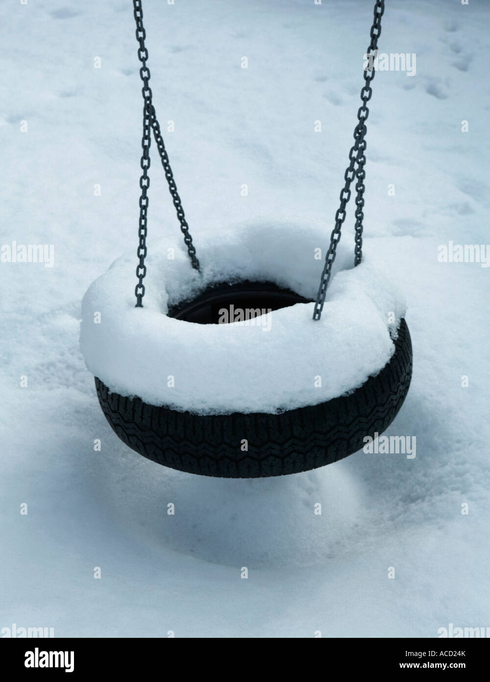 Une balançoire couverte de neige. Banque D'Images