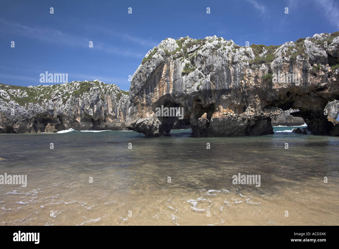 La plage de Cuevas del Mar principidad de Asturias Espagne Costa Verde au nord plages du nord Banque D'Images