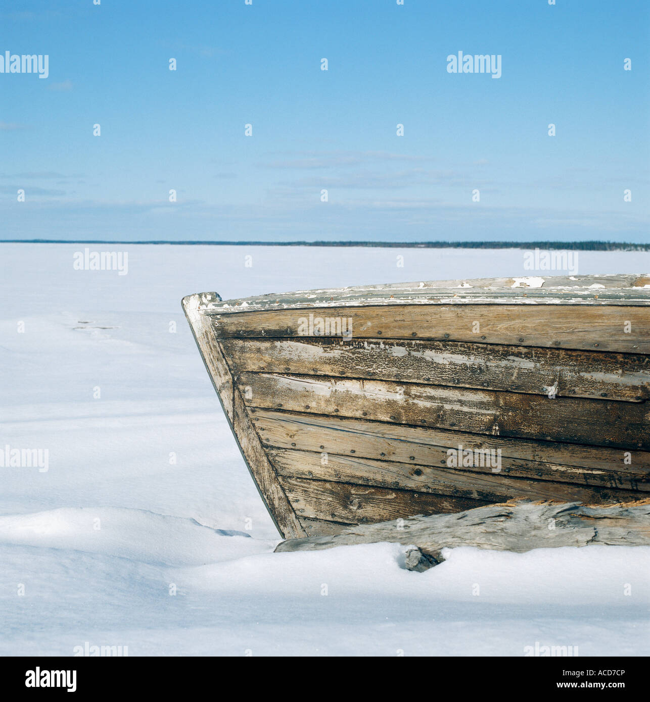 Un bateau à rames sur la neige. Banque D'Images