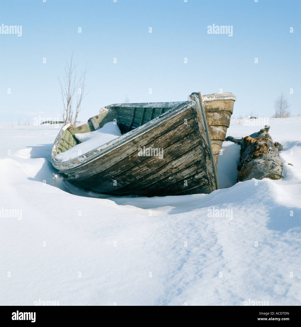 Un bateau à rames dans la neige. Banque D'Images