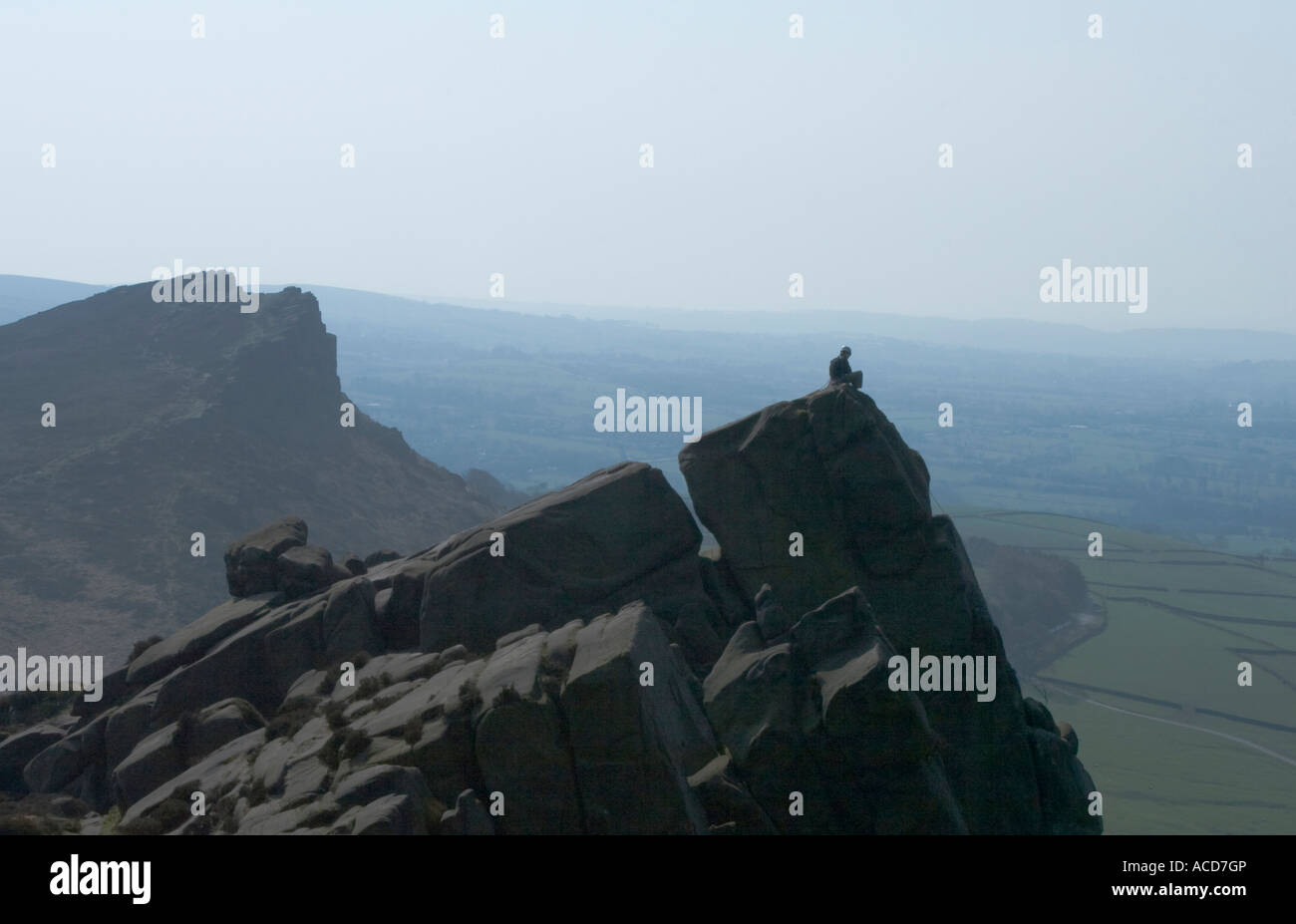 Grimpeur solitaire se trouve au sommet d'une colline avec Cloud Poule à l'arrière-plan Banque D'Images