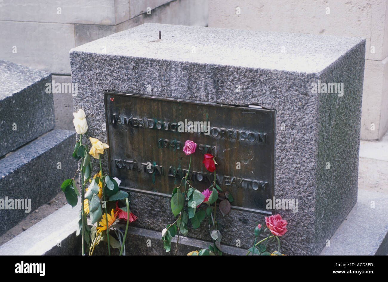 Légende rock Jim Morrison s pierre tombale au cimetière du Père-Lachaise à Paris Banque D'Images