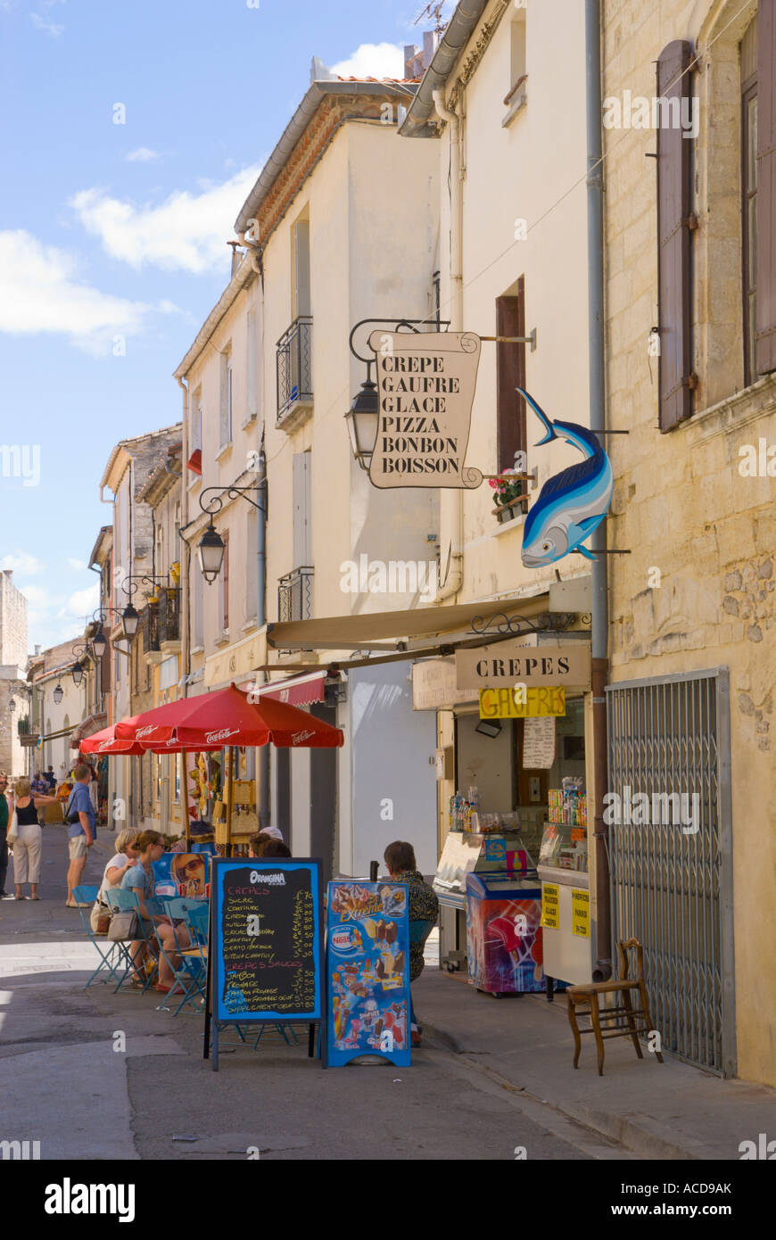 France Aigues Mortes Camargue Provence Bouches du Rhône Scène de rue typique en été Banque D'Images