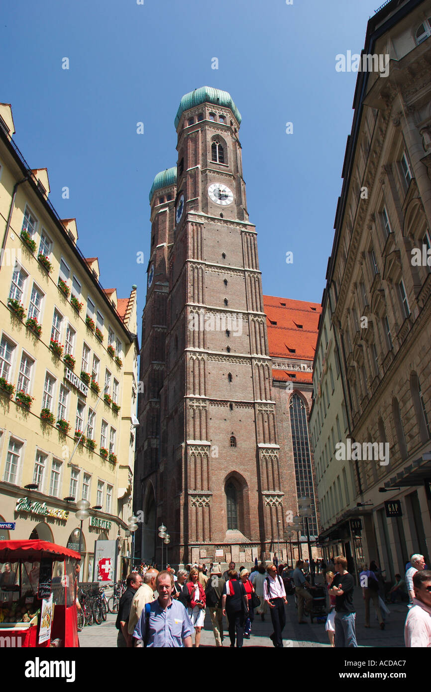 À München Frauenkirche Blick über Liebfrauenstraße Bayern Munich Bavaria Banque D'Images