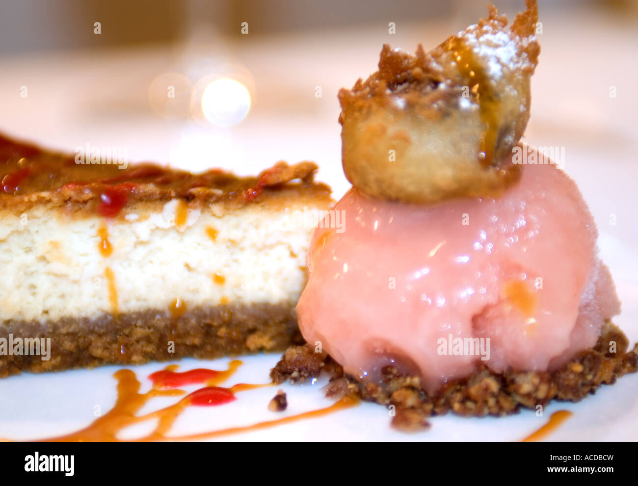Cheesecake au chocolat blanc avec sorbet goyave Saint Maarten saint martin Caraïbes Banque D'Images