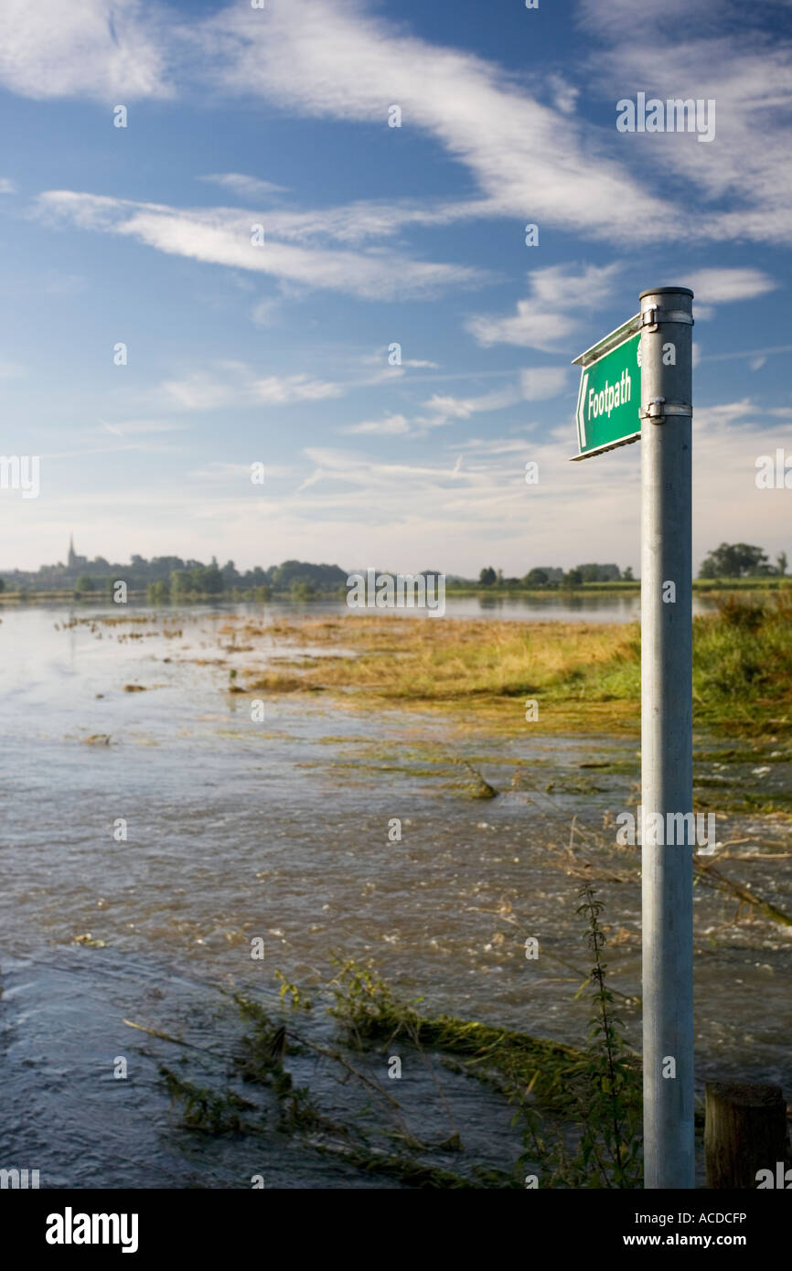 Sentier à travers un champ inondé signe. Rois Sutton, Northamptonshire, United Kingdom Banque D'Images