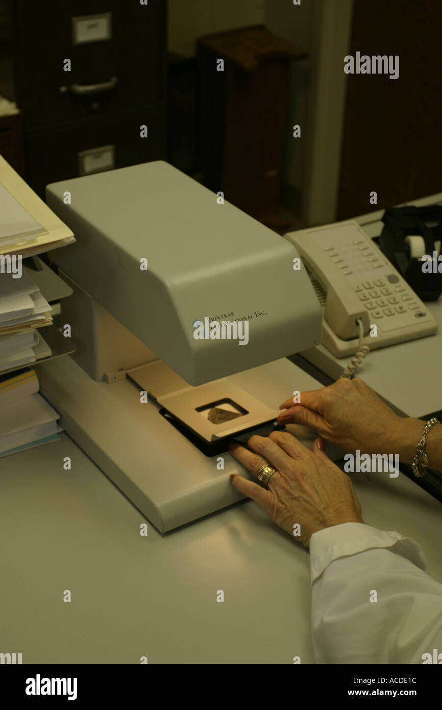 La numérisation d'un scanner d'empreintes digitales de la carte d'empreintes digitales. Nebraska Crime Lab, USA. Banque D'Images