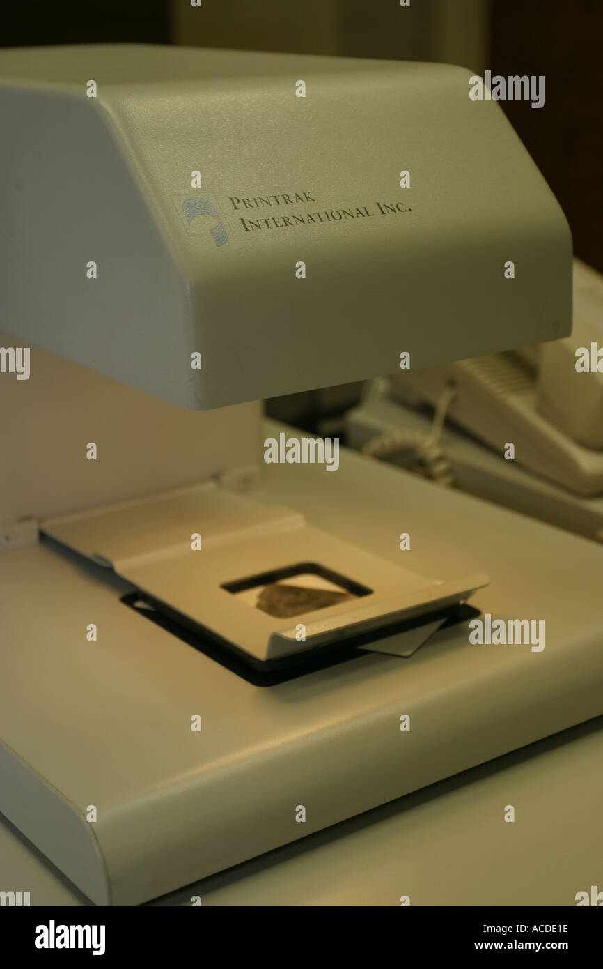 La numérisation d'un scanner d'empreintes digitales de la carte d'empreintes digitales. Nebraska Crime Lab, USA. Banque D'Images