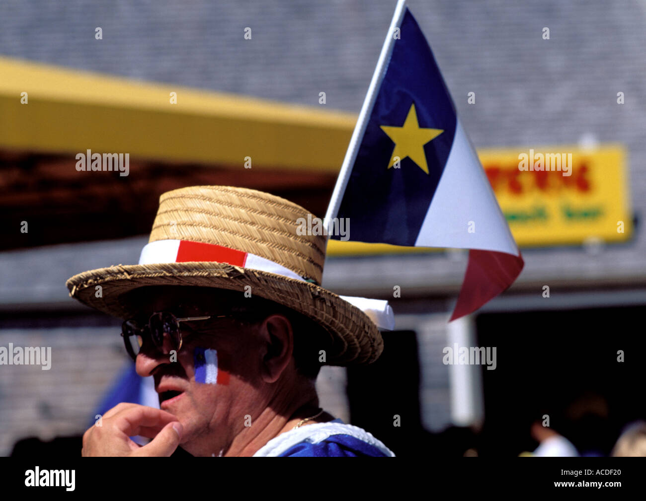 Avec l'homme drapeau acadien dans son chapeau au Pays de la Sagouine Bouchtoche Nouveau-brunswick Banque D'Images