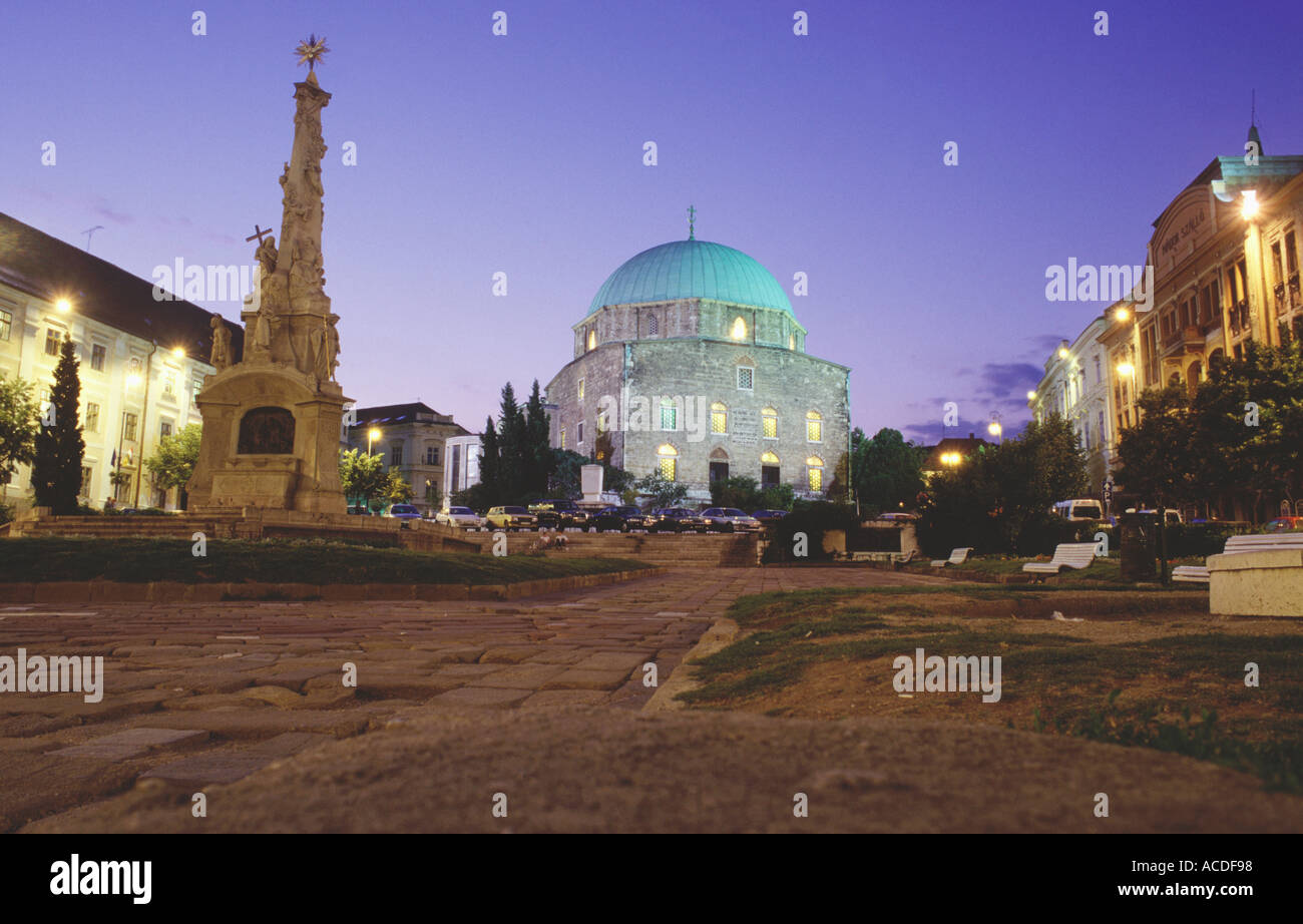 Soirée shot de Ter Szechenyi Pecs dans le sud de la Hongrie avec une église qui a commencé sa vie comme une mosquée Banque D'Images